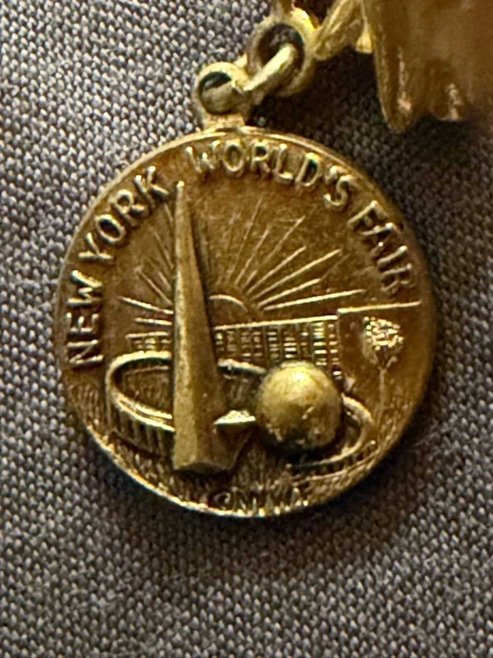 Vintage Gold New York Worlds Fair Hand Charm Brooch with Dangle Medal - Picture 2 of 4